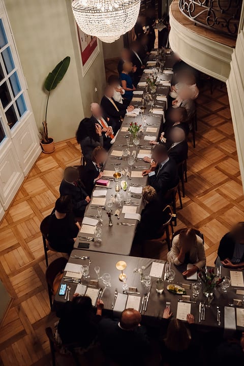 Sala bankietowa Restauracji Biblioteka podczas kolacji – widok z góry, żyrandol kryształowy