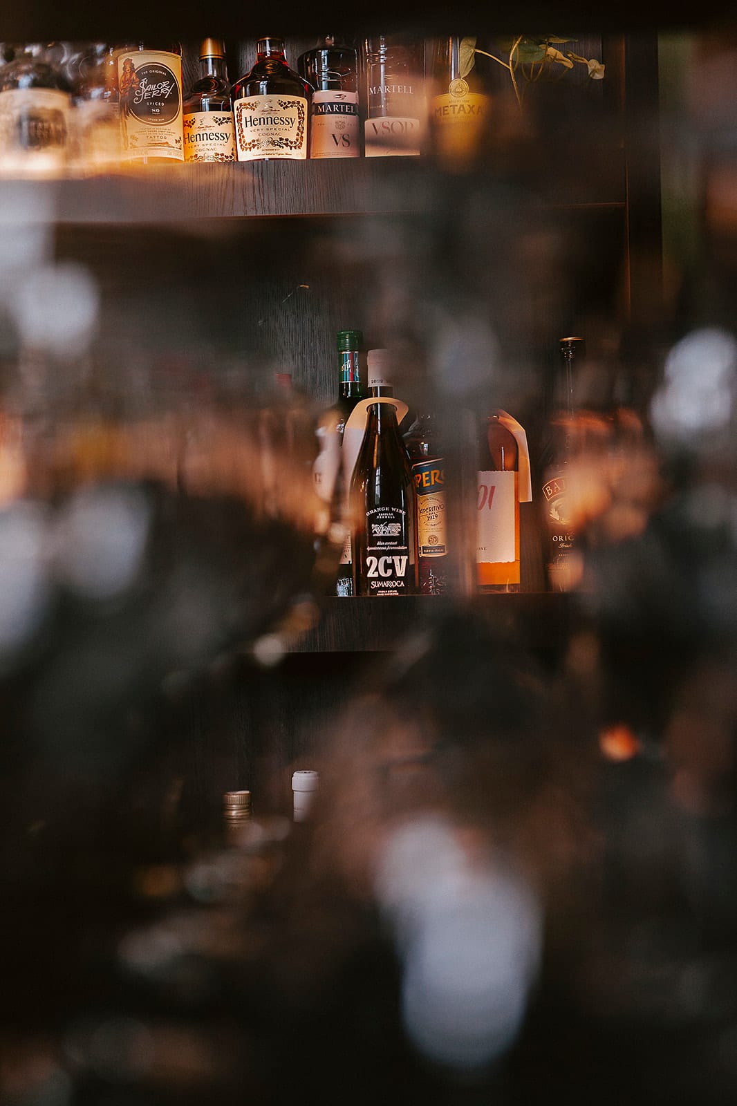 Bar restauracji w świetle bokeh