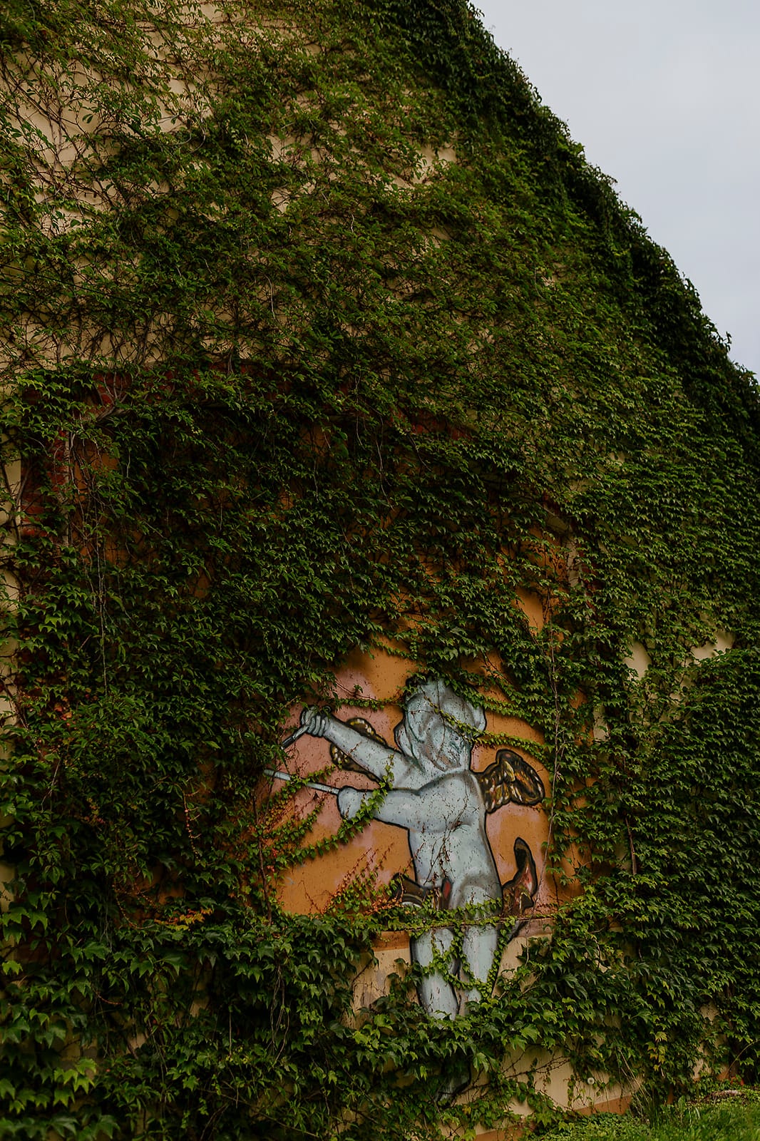 Zamkowy mural z cherubinem