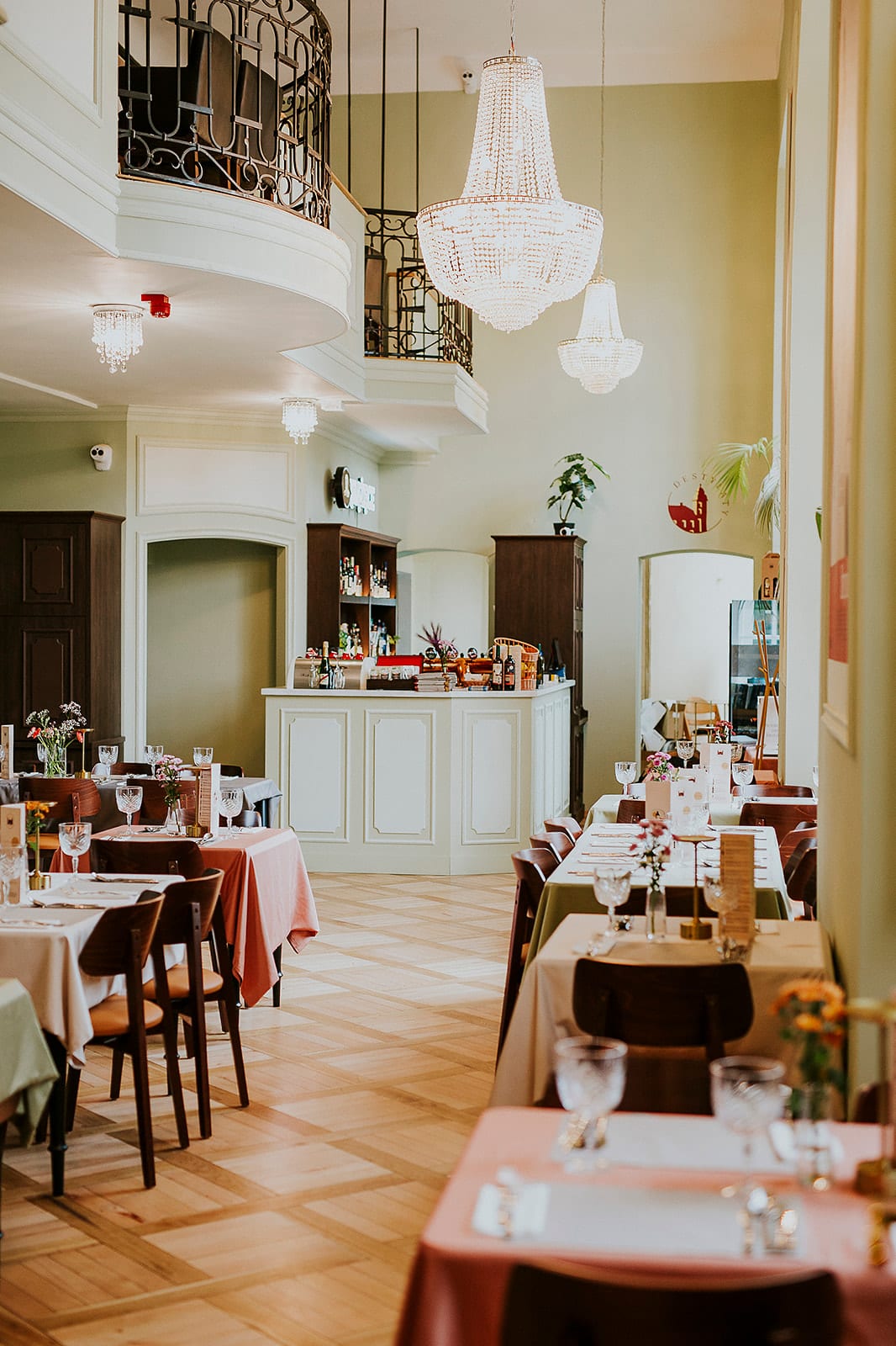 Sala Restauracji Biblioteka w porannym świetle