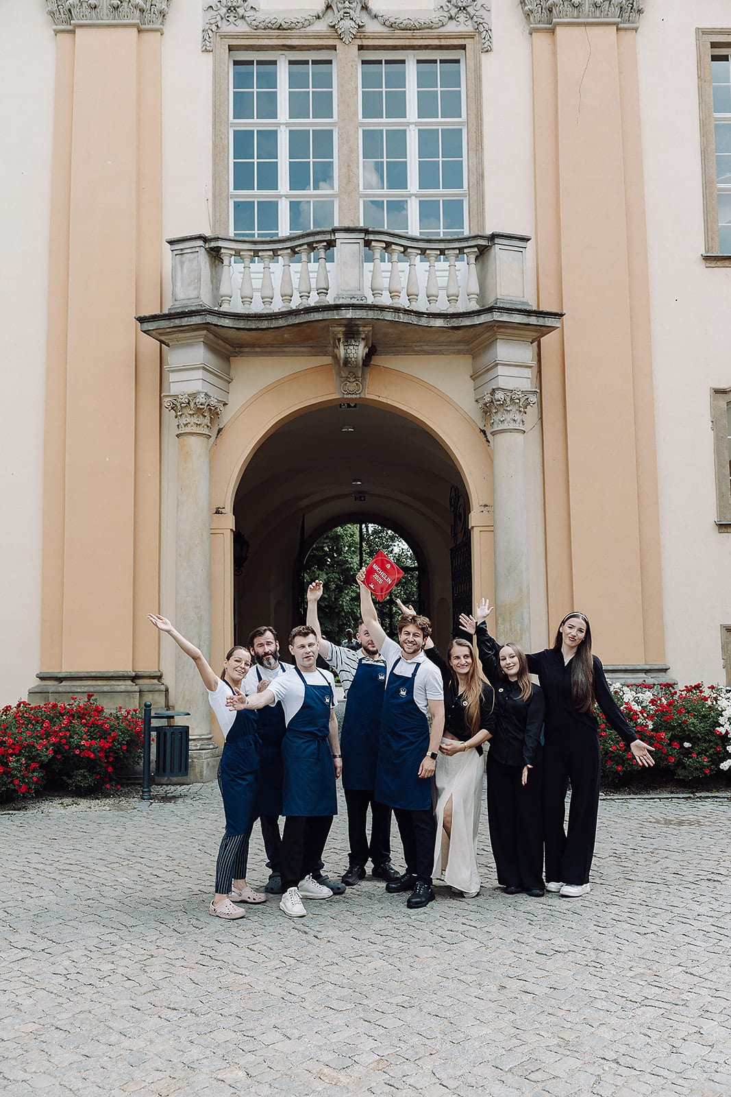 Zespół restauracji z plakietą MICHELIN przed zamkiem