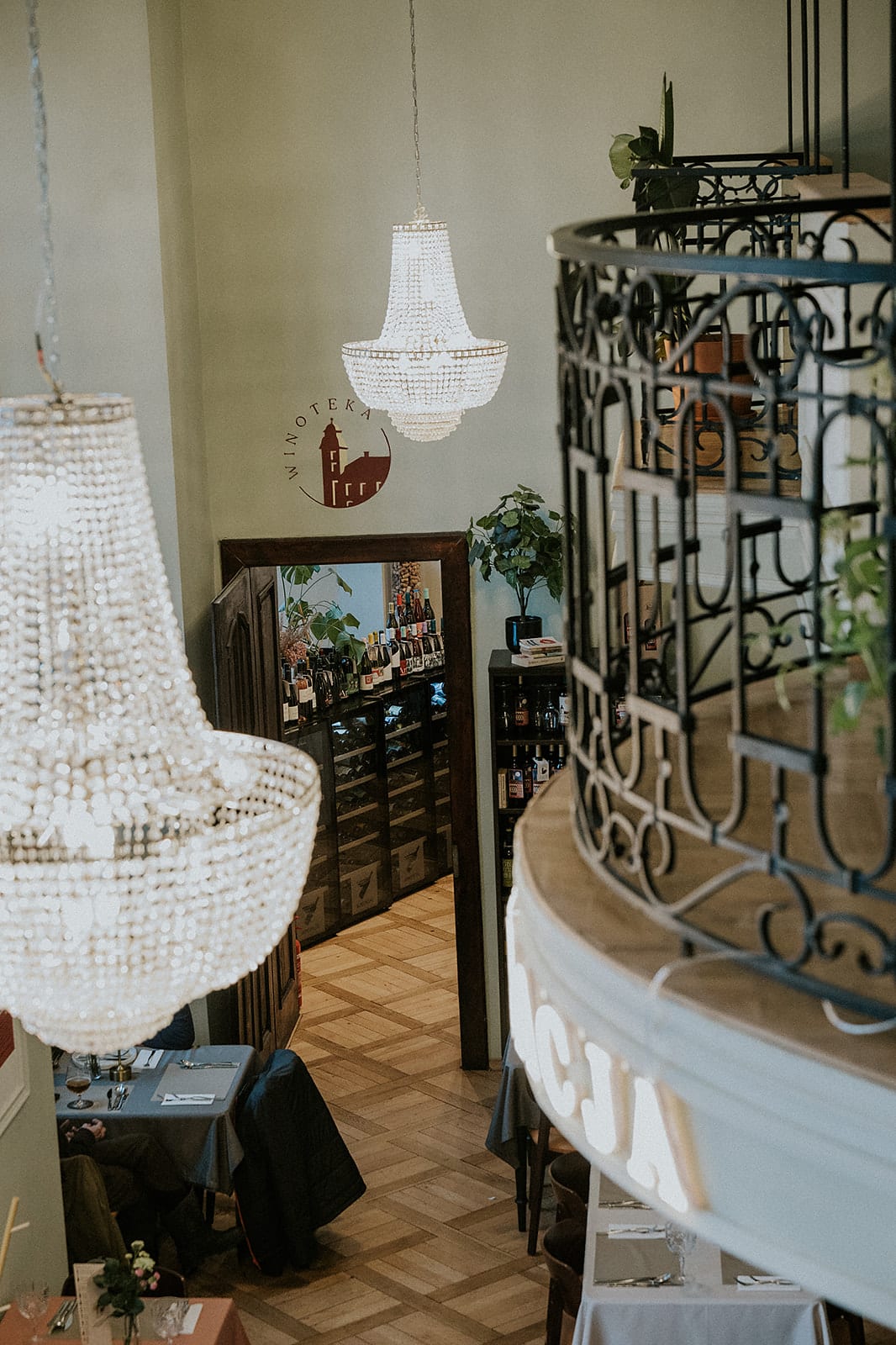 Kryształowy żyrandol w zamkowym wnętrzu restauracji
