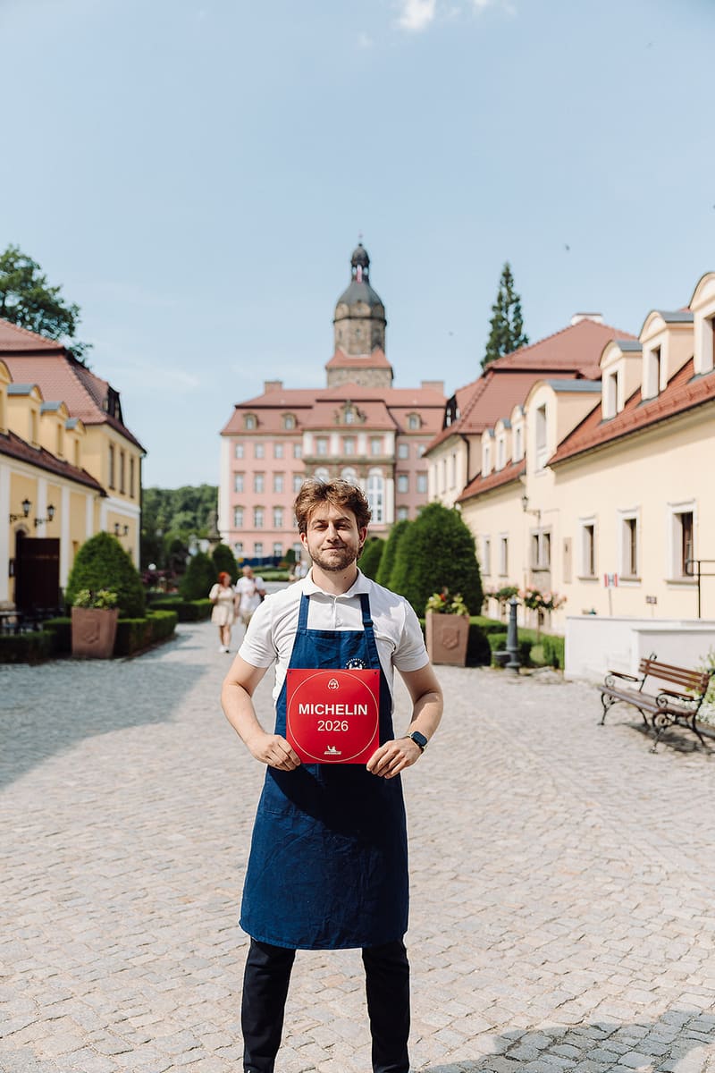 Zespół Restauracji Biblioteki z plakietą MICHELIN 2026 na dziedzińcu Zamku Książ