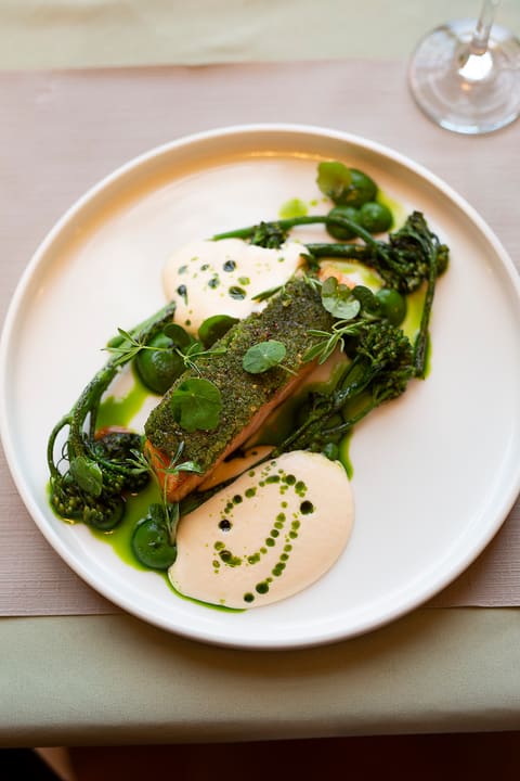 Ryba w ziołowej panierce z broccolini